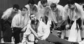 Eishockey-Oper: Szene aus Martin Smolkas Musiktheater „Nagano“. Foto: Nationaloper Prag
