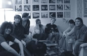 Die Tapete Records Crew im Konferenzraum. Von links nach rechts: Sebastian Tim (Booker), Dirk Darmstaedter (Gründer), Gunther Buskies (Gründer), Wiebke Colmorgen (Presse, Promo), Nina Thomsen (Presse, Promo), Lynn Buschhüter (Praktikantin), Christoph Wegner. Foto: Thomas Worthmann