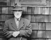 Charles Edward Ives vor seinem Haus in West Redding, Connecticut 1948. Foto: Archiv