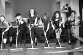 Ein Jahr Training (neben der Schule) führt zur Perfektion: Die „Stomper-Crew“ des Musical-Projektes „AugenBlicke“ riss das Publikum buchstäblich von den Stühlen. Foto: Arno Boas