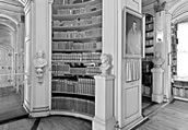 Während sich die Bücherregale durch antiquarische Neuanschaffungen wieder füllen können, werden die Notenschränke leer bleiben. Foto: Torsten Hemke