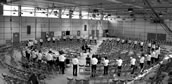 Klang-Raum-Vermessung: Benedict Mason schickte fünfundvierzig Musiker und akustische Wellen durch die Baar-Sporthalle. Alle Fotos: Charlotte Oswald