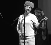 Erika Stucky: „Oh ja. Das ist wie wenn man von Jimi Hendrix‘ Sommerparty ins Heidiland übersiedelt… und das, mit allem drum und dran: Bratwürste und Trachtenverein! Das ist so was von bereichernd!“ Foto: Al Kreuzer