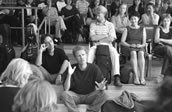 „Spielraum 2”: Mitglieder des Freiburger Barockorchesters, des ensemble recherche und Publikum im Gespräch im Rahmen des „Spielraum” über das Thema Struktur (Moderation: Isabel Mundry). Im Bild: Gottfried von der Goltz (FBO), Christian Dierstein (e.r.); erste Sitzreihe von rechts: Katharina Schreiber (FBO), Melise Mellinger (e.r.), ein Akademieteilnehmer. Foto: Klaus Fröhlich