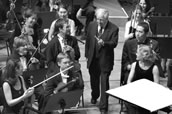 Bildimpressionen aus der Akademie 2004: Pierre Boulez mitten im Academy Orchester. Foto: Priska Ketterer