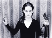 Künstlerischer Ernst, konkurrenzloses Spiel: Hilary Hahn gibt Elgar und Vaughan Williams Raum. Foto: Kasskara/DG