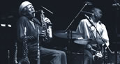 Auf seiner letzten Tournee auch in Berlin zu Gast: Charles Lloyd (li.) zelebrierte mit dem Tabla-Spieler Zakir Hussain (nicht im Bild) und dem Perkussionisten Eric Harland eine Hommage an den Schlagzeuger Billy Higgins. Foto: Jazzfest Berlin