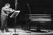 Der Geiger Irvine Arditti und ein Player Piano im rasenden Wettlauf der Töne in Nancarrows „Toccata“ aus dem Jahr 1935. Fotos: Charlotte Oswald