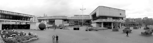 Öde Landschaft? Die Fotos auf dieser und den nächsten Seiten zeigen ein Panorama der Universität Regensburg, aufgenommen von Martin Hufner