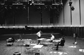 Kein Setting für Musiktherapie, sondern Vorbereitungen für ein „Electronic Music Theatre“: drei von vier „Freudianern“ bei einer Aufnahme im Sendesaal des Deutschlandfunk. Foto: Deutschlandfunk