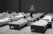 Bettenlandschaft als Gräberfeld: die Ehefrau (Liisa Viinanen) tanzt auf der Matratze. Foto: Thilo Bleu/Theater Bonn