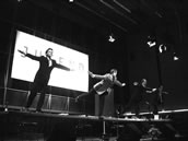 Balanceakte auf der Tischkante – „electronic music theatre“ der Künstlergruppe „Arbeit“, Frankfurt am Main. Foto: Deutschlandfunk, 2005