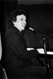 Komponist, Pianist und Sänger Peter Schindler bei der Präsentation seiner Lieder auf der Musikmesse. Foto: Juan Martin Koch 
