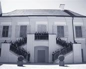 Das Ensemble „A capella bavarese“ vor der Musikakademie Schloss Alteglofsheim, Austragungsort des Bayerischen Chorwettbewerbs im November 2005, eines der Projekte des Bayerischen Musikrates. Foto: Musikakademie
