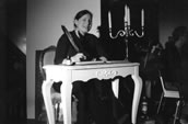 Clara Schumann an ihrem Schreibtisch. Foto: Studentenorchester Münster