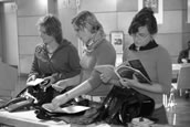 Vor dem Wertungsspiel die Formalitäten: Teilnehmerinnen bei der Anmeldung zum Bundeswettbewerb