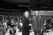 Lea Rosh, Initiatorin des Holocaust-Mahnmals, und Lothar Zagrosek mit den Musikern der Jungen Deutschen 