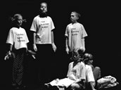 Vermittlung jedoch braucht langfristige stete Bemühung. Ein einziger Kinderworkshop wird selten nachhaltige musikalische Elementarerfahrungen auslösen. Ein ausgeprägtes Beispiel konzertpädagogischer Arbeit war die Aufführung der Oper „Brundibár“ bei der Biennale Bern 2001. Foto: Benjamin Reusser