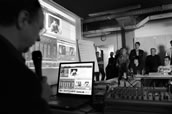 So ähnlich könnte das Studio und auch die Hochschule der Zukunft aussehen. In real time mit Kollegen auf der ganzen Welt zusammen spielen. Foto: Popakademie Baden-Württemberg GmbH