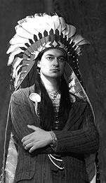 Häuptling Halbschatten in Zwirn und Federschmuck: Meik Schwalm als Chief Joseph II. Foto: Ruth Walz