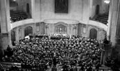 Riesenorchester mit unglaublicher Präzision: das Jugendorchester Venezuela in der Dresdner Frauenkirche. Foto: JMD
