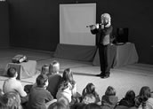 Spannung liegt in der Luft. Musiktheater von und mit Andreas Haas