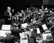 Das London Philharmonic Orchestra unter der Leitung von Kurt Masur