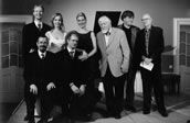 Bad Reichenhaller Gruppenbild (v.l.): unten sitzend die Pianisten Axel Bauni und Jan Philip Schulze; oben stehend die Sänger Peter Schöne, Mojca Erdmann und Ann-Carolyn Schlüter sowie die Komponisten Wilhelm Killmayer, Jan Müller-Wieland und Aribert Reimann. Foto: Charlotte Oswald