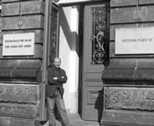 Dr. Jörn Peter Hiekel vor der Hochschule für Musik „Carl Maria von Weber“ Dresden. Foto: Archiv