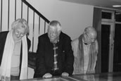 Schatzgräber: (v.l.n.r.) Der Komponist Dieter Schnebel, Heinz-Klaus Metzger und Rainer Riehn beim Festakt in der Akademie der Künste Berlin. Dort hatte die Sängerin Carla Henius ihren künstlerischen Nachlass der Akademie übergeben. Foto: Charlotte Oswald