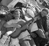 Die Gitarre gehört einfach dazu. Jugendliche auf dem Marienfeld. Foto: WJT