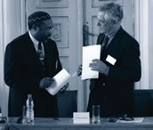 Vertragsaustausch: Lawrence Okeyugwu (li.) und Ernst Folz. Foto: DMR