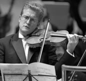 „Die Philharmonie ist wahnsinnig schön, der Klang auf der Bühne ist sehr gut. Aus dem Publikum habe ich die Akustik bisher nicht wahrgenommen, aber das Feedback vom Publikum ist durchweg positiv. Vom Anblick und vom Empfinden her ist der Saal ein Wohlfühlraum. Man fühlt sich als Solist auf der Bühne sehr wohl, weil man den Eindruck hat, dass der Klang aus dem Raum wieder zurückkommt. Meine einzige kleine Kritik betrifft die Lichtgestaltung. Für mich muss es immer ,bauchartig’ sein. Ich ziehe ein eher dunkles dem grellen Licht vor.“