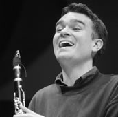 „In der Zeit von drohenden Orchesterschließungen und anderen kulturpolitisch desaströsen Plänen ist die Nachricht von der Eröffnung eines neuen, großen Konzertsaales in Essen eines der schönsten Signale der letzten Zeit. Die Aura des Saales, seine wunderbare Akustik, seine kammermusikalische Intensität sind ein Fest für die Musik: sie kann ganz sie selbst sein.“