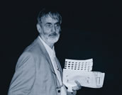 Helmut Lachenmann 2002 bei den Salzburger Festspielen, wo sein „Mädchen mit den Schwefelhölzern“ aufgeführt wurde.