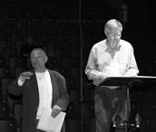 Feinabstimmung: Mathias Spahlinger (li.) und der Dirigent James Avery bei der Probe zu „farben der frühe“ in Stuttgart. Foto Charlotte Oswald