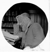 Adler in seiner Bibliothek. Foto: 
