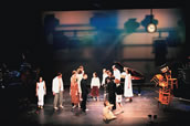 Melancholische Versammlung mit Musikern und Stühlen: Szene aus Wolfgang Floreys Dürer-Musiktheater „Melencolia“. Foto: Charlotte Oswald