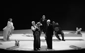 Viele Fragen, keine Antworten: Mephisto (Hanno Müller-Brachmann) und sein Faust (Georg Nigl). Foto: Ruth Walz