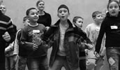Ende benoteter Prozessionen: Kinder der Essener Herbart-Schule, für die es keine Unterrichtsstunde mehr ohne Tanz und Musik geben soll. Foto: Philharmonie Essen