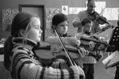Kräftig am Üben: die Streicherklasse der Musikschule Nürnberg. Foto: Eberhard Appel