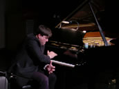 Spielt den Pianisten: Moritz Eggert. Foto: Dieter Trüstedt