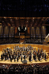 Schlussapplaus: Orchester mit Komponist. Foto: Tonhalle Düsseldorf
