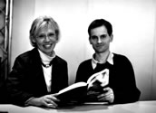 Juliane Ribke und Michael Dartsch bei einer Buchpräsentation auf der Musikmesse Frankfurt 2002. Auf der gegen-überliegenden Seite würdigt Michael Dartsch die Arbeit der Wissenschaftlerin, Autorin und Hochschulprofessorin.