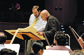 Wieder zurück unter den Künstlern: Manfred Trojahn, hier mit Generalmusikdirektor John Fiore bei einer Probe zum kürzlich in Düsseldorf uraufgeführten Opernfragment „Merlin-Prolog“ (Bericht Seite 43). Foto: Tonhalle Düsseldorf 