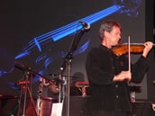 Andreas Winkler spielt J.S. Bachs „Allemande“ aus der 2. Suite für Violine solo auf der Artesono Geige. Foto: Barbara Lieberwirth