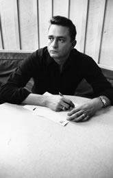 Johnny Cash solo (Foto: Don Hunstein/Sony).