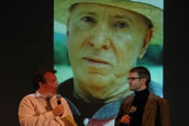 Talk zwischen Steve Blame und Michael Emanuel Bauer vor dem übermächtigen Bild Peer Rabens. Foto: R. Amarasinghe