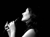 Bringt das Konzept und die Stimme in eine ungewöhnliche Band ein: Cymin Samawatie. Foto: Juan Martin Koch