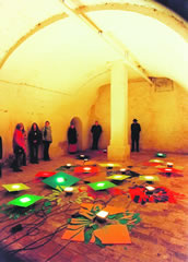 Auch das gehört zur Musik: Paul Schwers Licht-Klirr-Installation „petit lait“ in Donaueschingen. Foto: Charlotte Oswald